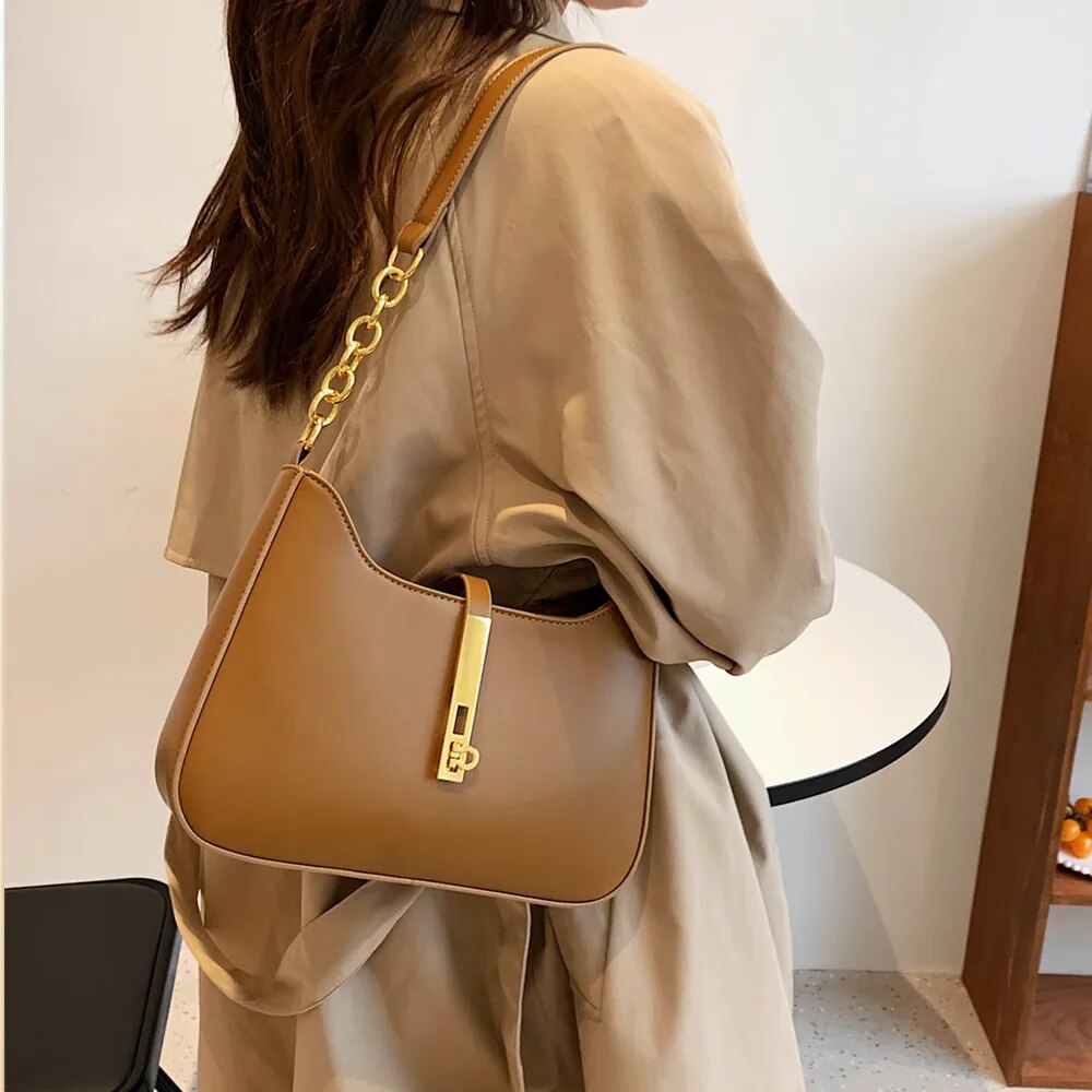 Toptrends Underarm Shoulder Bags For Women 2023 Trend Designer PU Leather Half Moon Armpit Ladies Handbags And Purse Black White