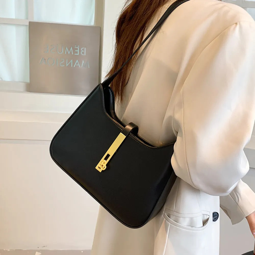 Toptrends Underarm Shoulder Bags For Women 2023 Trend Designer PU Leather Half Moon Armpit Ladies Handbags And Purse Black White