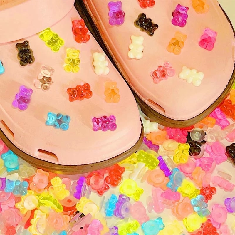 2022 Candy Bear Women's Croc Charms Designer Croc Charms Luxury Shoe Clips Charm Pines Clogs Fit Charms JIBZ Femme Wholesale